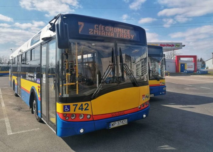 Autobus linii 7 z napisem zmiana trasy