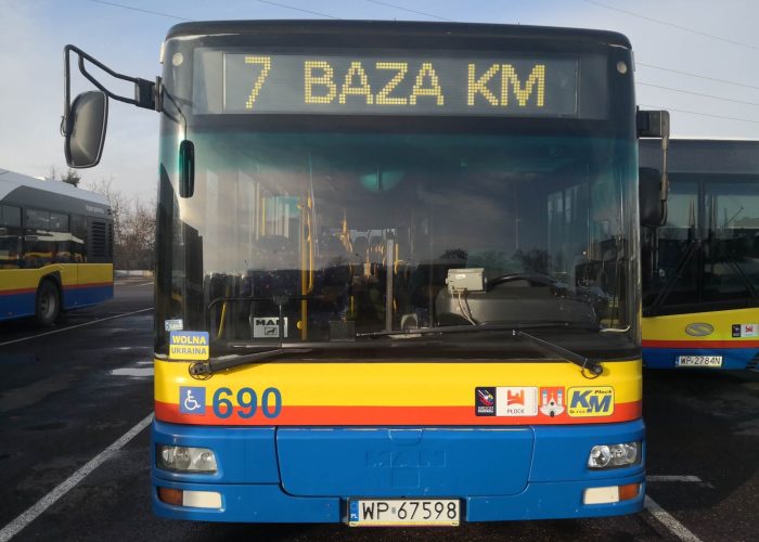 Autobus linia 7 z wyświetlonym napisem Baza KM